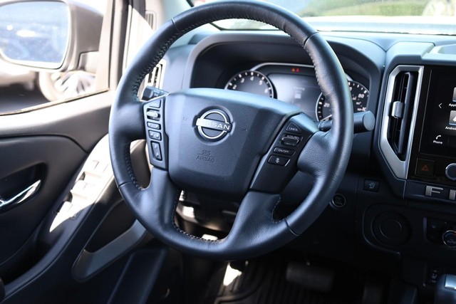 Nissan Frontier Vehicle Full-screen Gallery Image 23
