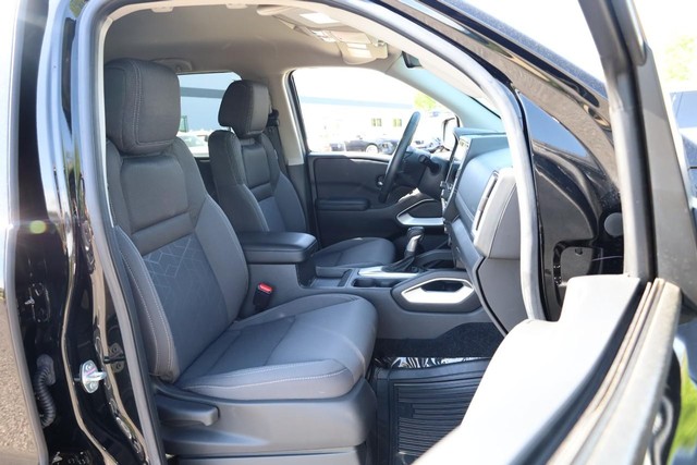 Nissan Frontier Vehicle Full-screen Gallery Image 24