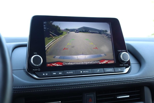 Nissan Rogue Vehicle Image 14