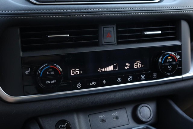 Nissan Rogue Vehicle Image 15