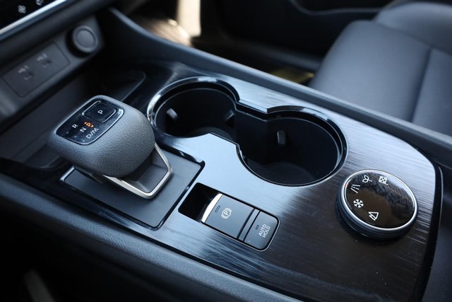 Nissan Rogue Vehicle Image 17