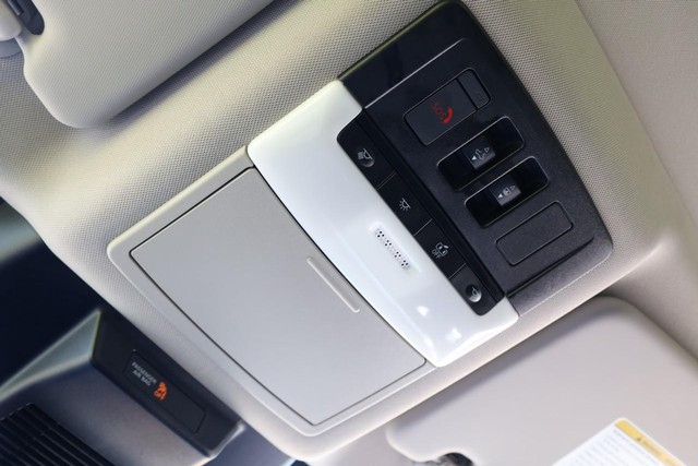 Nissan Rogue Vehicle Image 18