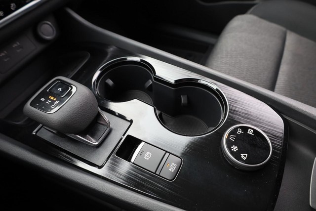 Nissan Rogue Vehicle Image 15