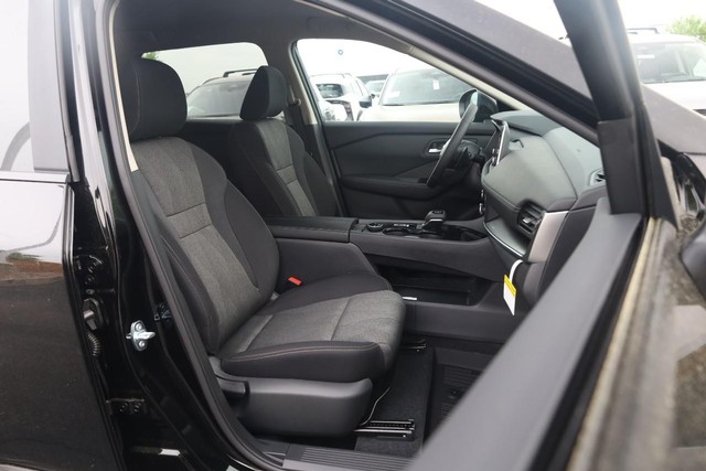 Nissan Rogue Vehicle Image 24