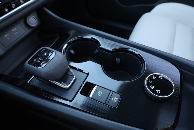 Nissan Rogue Vehicle Image 17