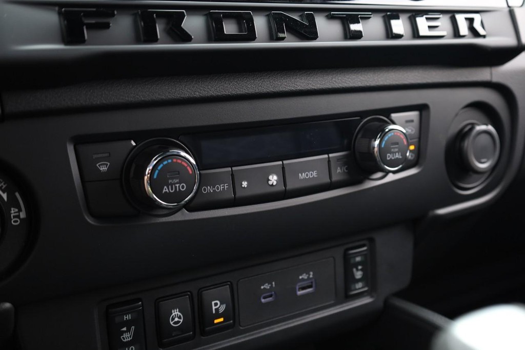 Nissan Frontier Vehicle Image 13