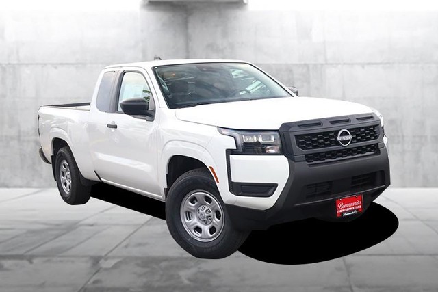 Nissan Frontier Vehicle Full-screen Gallery Image 2