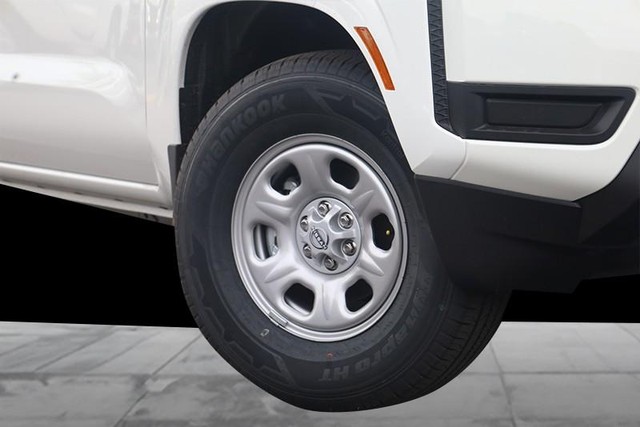 Nissan Frontier Vehicle Full-screen Gallery Image 3
