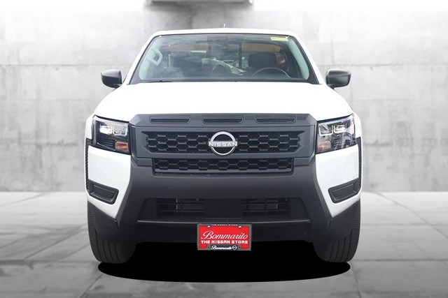 Nissan Frontier Vehicle Full-screen Gallery Image 4