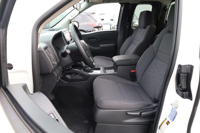 Nissan Frontier Vehicle Full-screen Gallery Image 8
