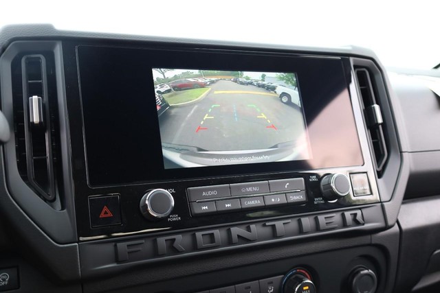 Nissan Frontier Vehicle Full-screen Gallery Image 12
