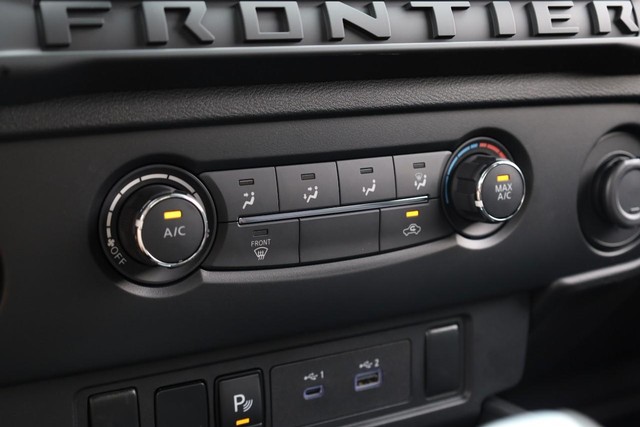Nissan Frontier Vehicle Full-screen Gallery Image 13