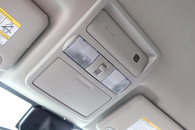 Nissan Frontier Vehicle Full-screen Gallery Image 16