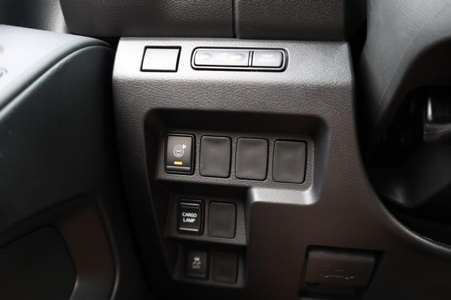 Nissan Frontier Vehicle Full-screen Gallery Image 18
