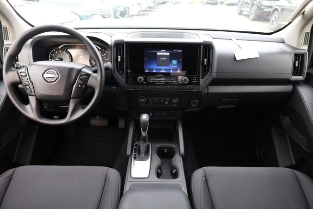 Nissan Frontier Vehicle Full-screen Gallery Image 21