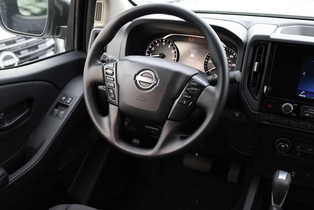 Nissan Frontier Vehicle Full-screen Gallery Image 22