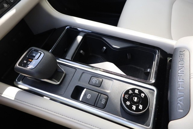Nissan Pathfinder Vehicle Image 18