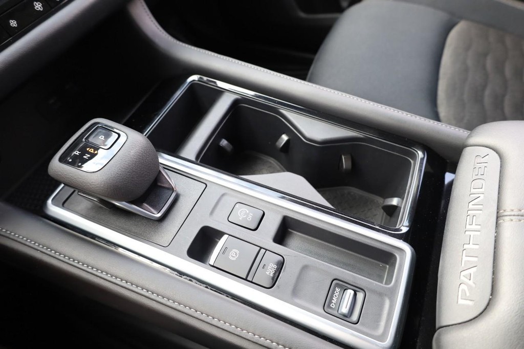 Nissan Pathfinder Vehicle Image 16