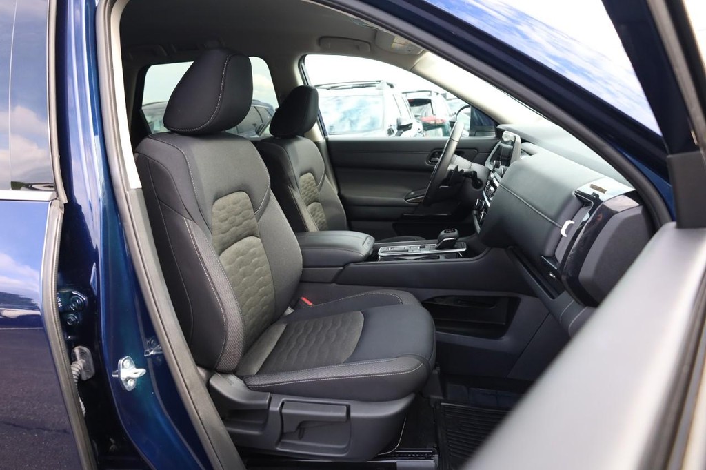 Nissan Pathfinder Vehicle Image 23