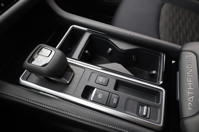 Nissan Pathfinder Vehicle Image 17