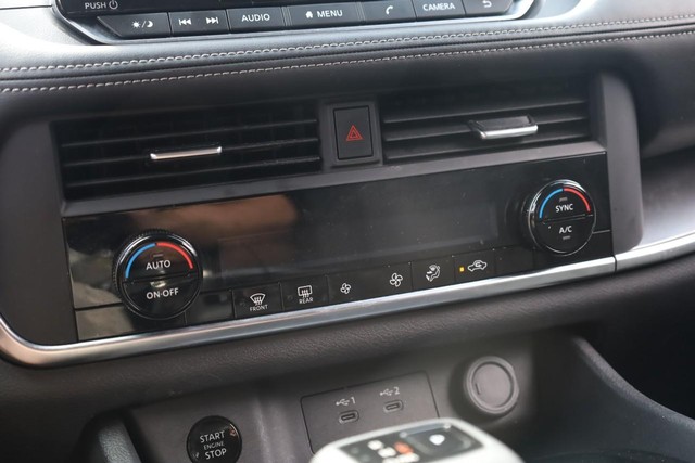 Nissan Rogue Vehicle Image 13