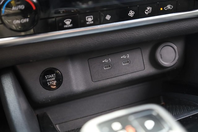 Nissan Rogue Vehicle Image 14
