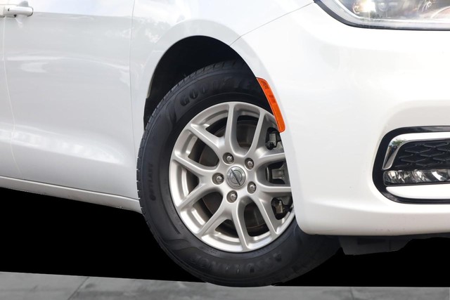 Chrysler Pacifica Vehicle Image 03