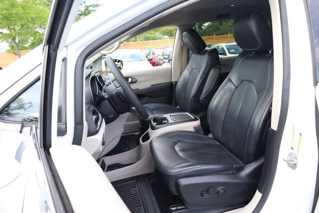 Chrysler Pacifica Vehicle Image 10