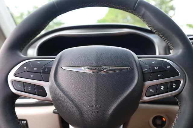 Chrysler Pacifica Vehicle Image 11