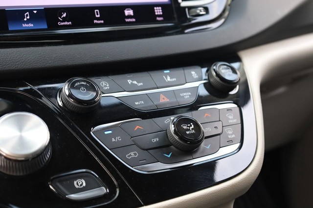 Chrysler Pacifica Vehicle Image 15