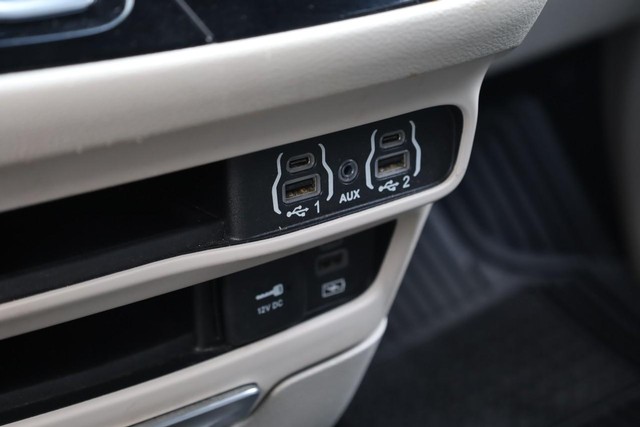 Chrysler Pacifica Vehicle Image 17