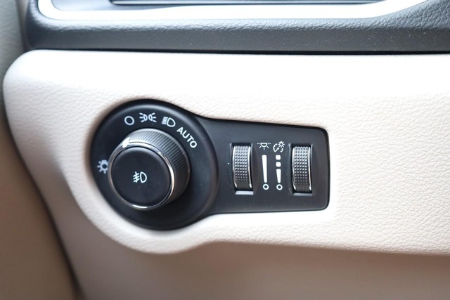 Chrysler Pacifica Vehicle Image 21