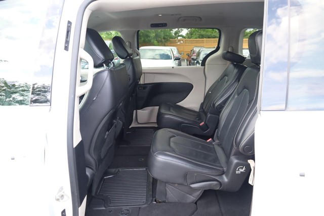 Chrysler Pacifica Vehicle Image 23