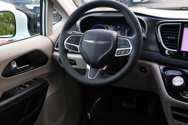 Chrysler Pacifica Vehicle Image 25
