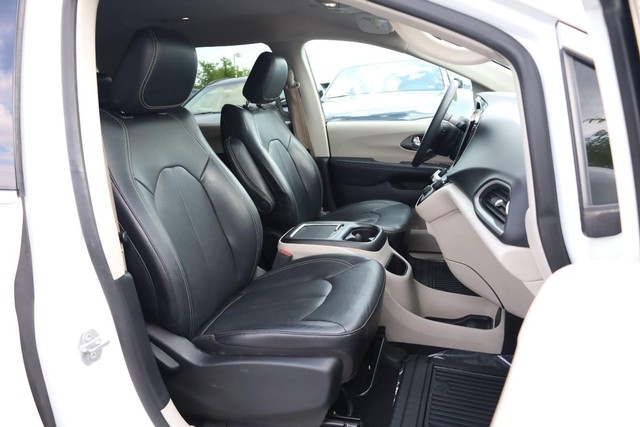 Chrysler Pacifica Vehicle Image 27