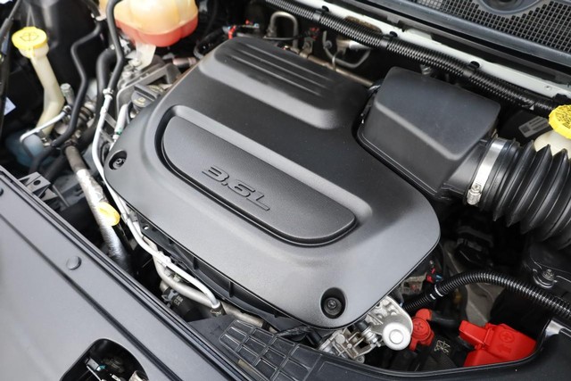 Chrysler Pacifica Vehicle Image 28