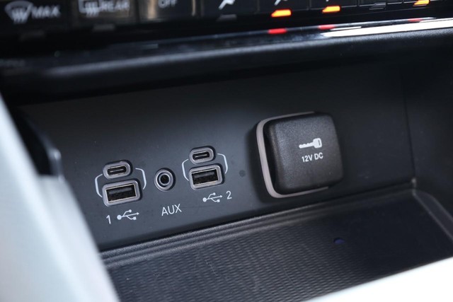 Jeep Grand Cherokee Vehicle Image 14