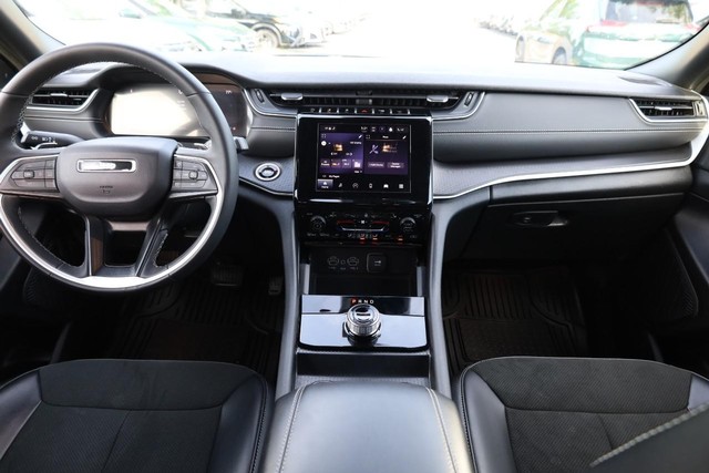 Jeep Grand Cherokee Vehicle Image 22