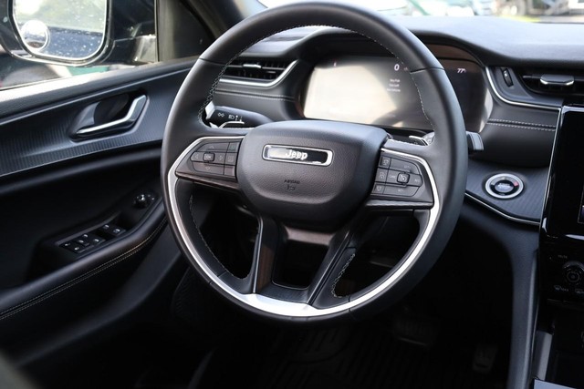 Jeep Grand Cherokee Vehicle Image 23