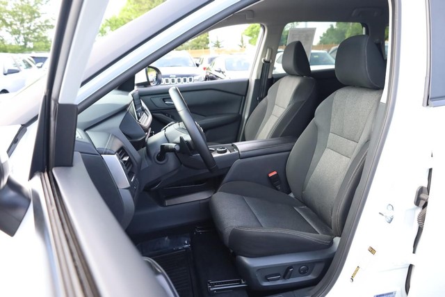 Nissan Rogue Vehicle Image 08