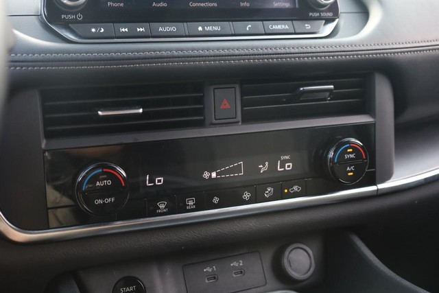 Nissan Rogue Vehicle Image 13