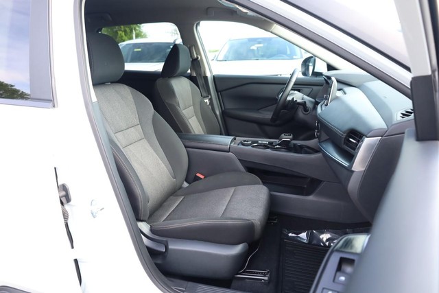 Nissan Rogue Vehicle Image 24