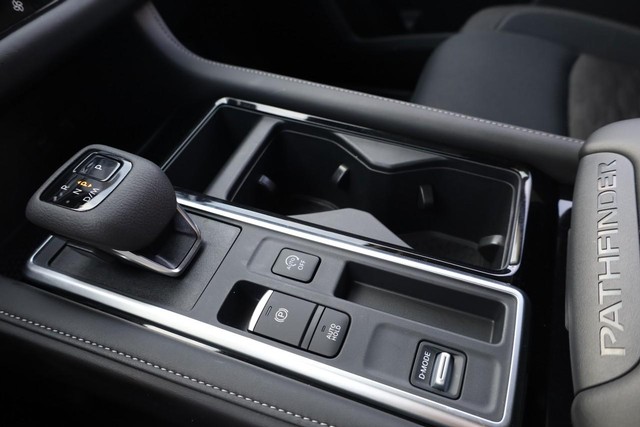 Nissan Pathfinder Vehicle Image 17