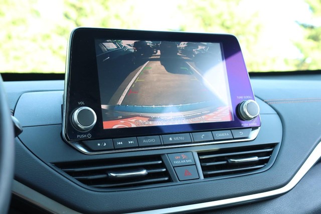 Nissan Altima Vehicle Image 13