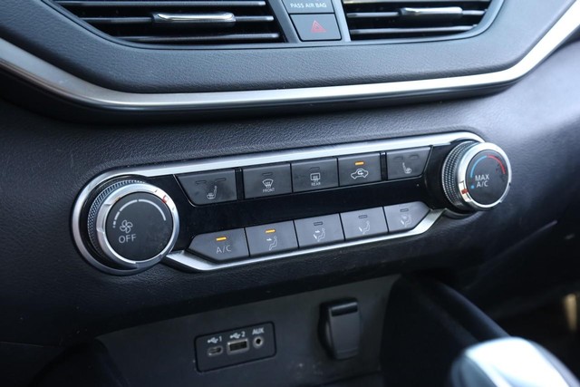 Nissan Altima Vehicle Image 14