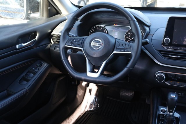 Nissan Altima Vehicle Image 23
