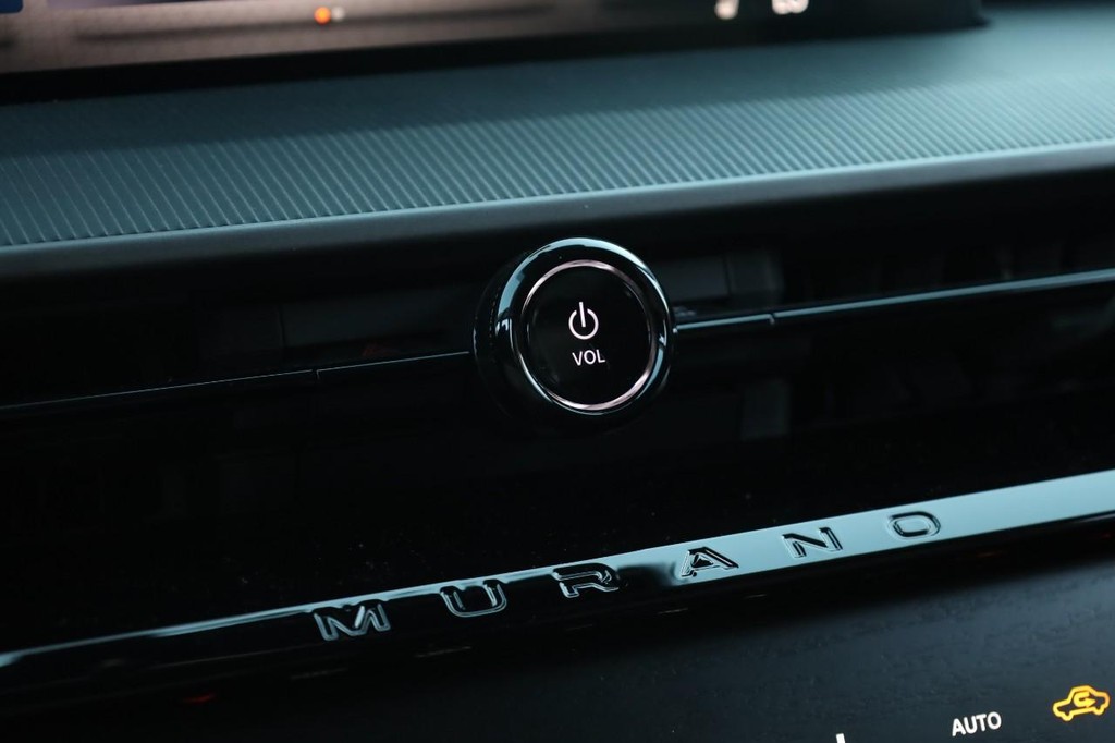 Nissan Murano Vehicle Image 13