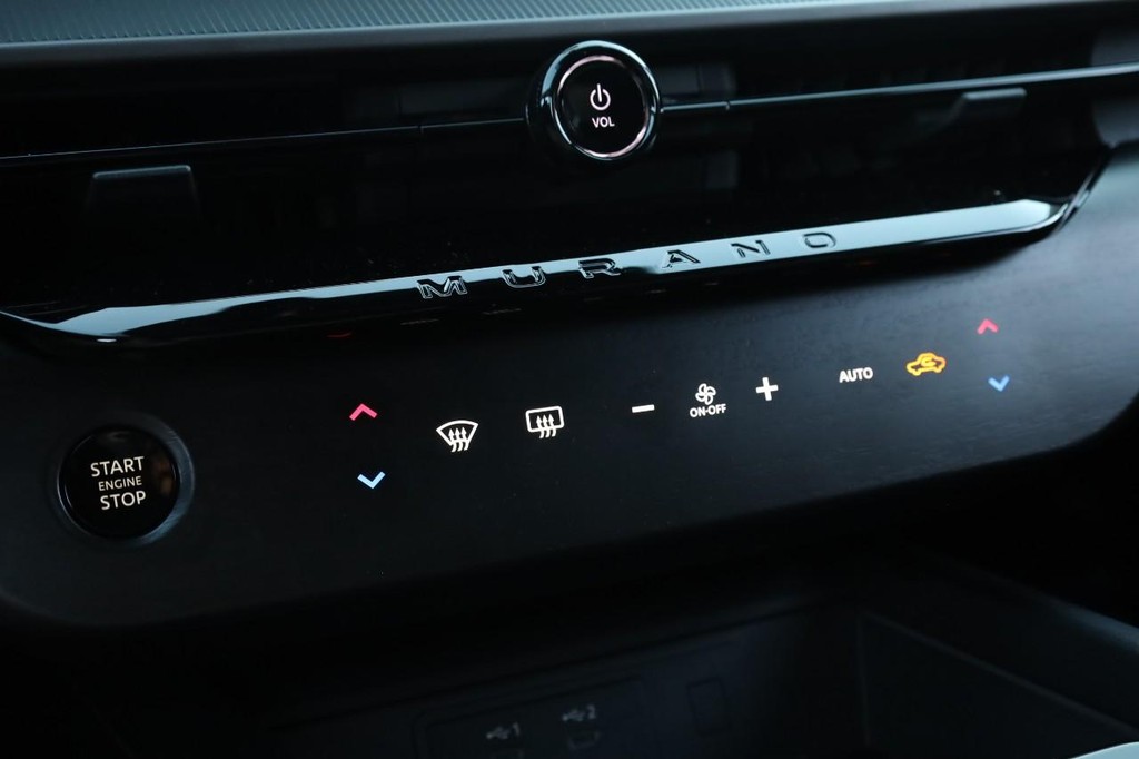 Nissan Murano Vehicle Image 14