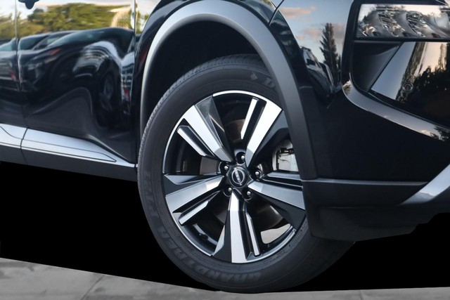 Nissan Rogue Vehicle Image 03
