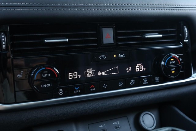 Nissan Rogue Vehicle Image 16